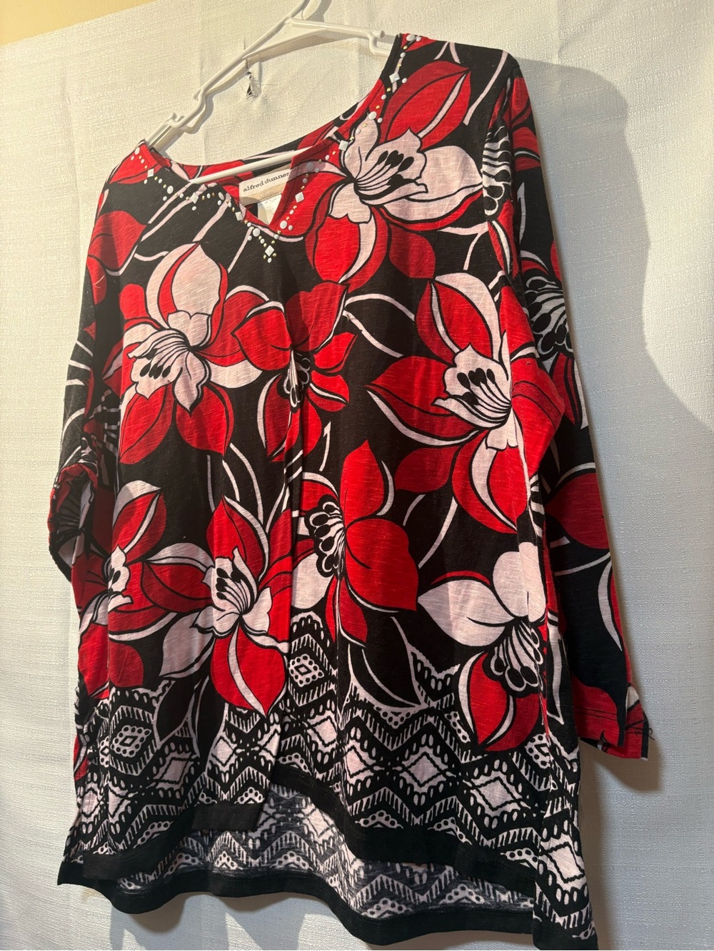 Alfred Dunner Top :Red, Black .Stunning Bold Floral . Flattering,Studded V-Neck! - Picture 2 of 9